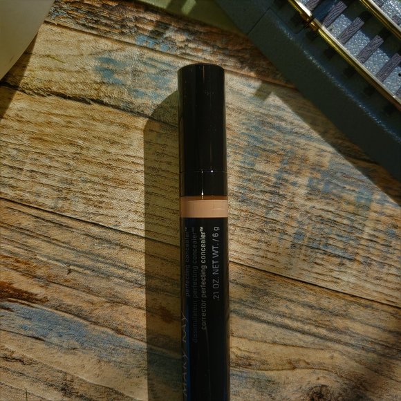 Deep Beige - Mary Kay Perfecting Concealer - Picture 2 of 11